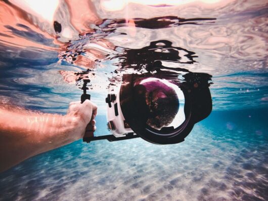 プールの中のカメラ